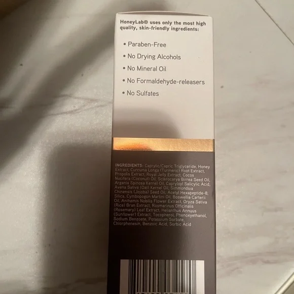 Turmeric & Manuka Honey Facial Oil - Gold and White - Picture 3 of 4